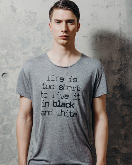 T-shirt cinzenta  “Life is too short”